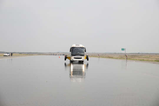 빗길을 주행하는 버스가 갑자기 브레이크를 밟았지만 자동차안정성제어장치(ESC)가 작동해 차량이 미끄러지거나 회전하지 않고 정상 도로에서처럼 안전하게 정차하고 있다.
